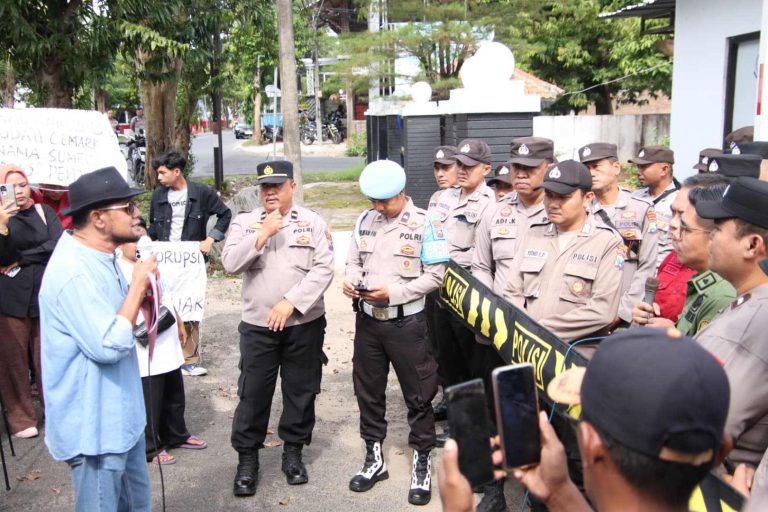 Suasana Pengamanan Personel Polres Sumenep di Kantor Kejaksaan Negeri Sumenep, Kamis (22/05/2025)