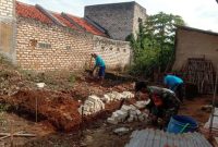 Tingkatkan Sinergitas TNI-Rakyat, Babinsa Pasongsongan Gelar Karya Bakti Bangun Rumah Warga