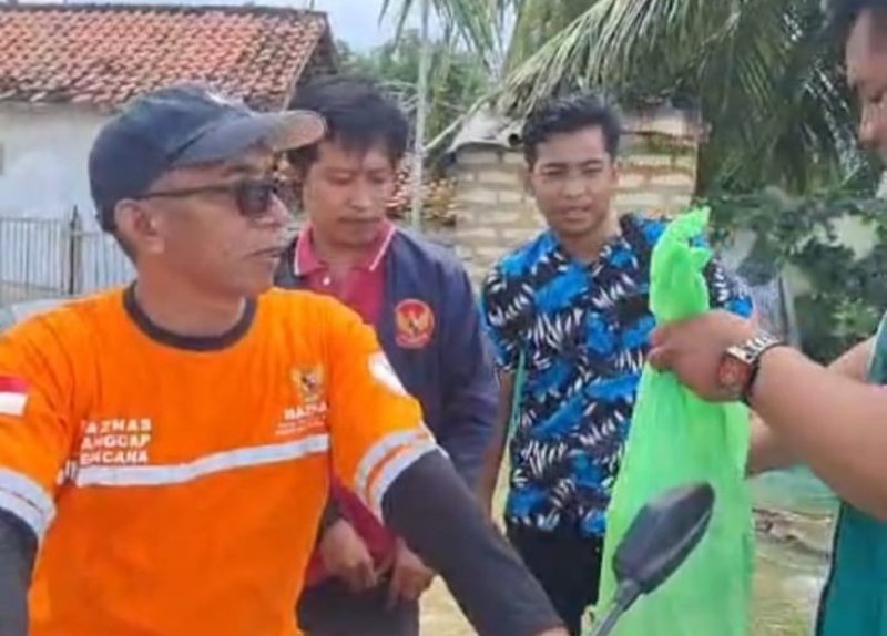 Nomer Dua Dari Kiri Mahrus Ali Jurnalis Sumenep Ditengah Banjir Beberapa Waktu Yang Lalu