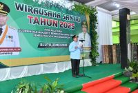 Wakil Bupati Sumenep KH. Imam Hasyim Saat Memberikan Sambutan Pada Acara Launching Program Wirausaha Santri di Ponpes At Taufiqiyah Bluto, Jum'at (23/05/2025)