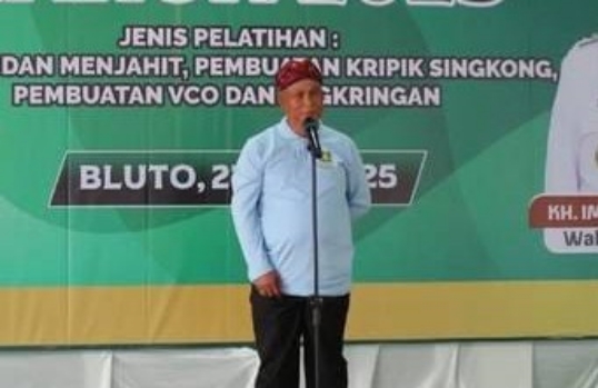 Kadisbudparpor Sumenep H. Moh. Iksan Saat Memberikan Sambutan Launching Program Wirausaha Santri di Ponpes At Taufiqiyah Bluto