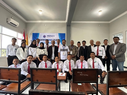 Foto Bersama Para Peserta Ujian Profesi Advokat (UPA) yang Berlangsung di UNIJA Sumenep, Sabtu (24/05/2025)