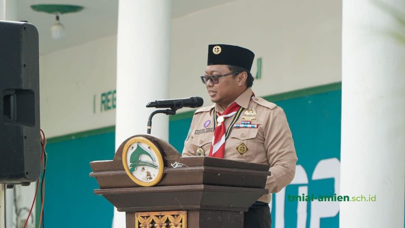 Ketua Harian Kwarcab Sumenep, Dr. Zamzami Sabiq MPSI Saat Memberikan Sambutan di Acara Pembukaan Kursus Pembina Pramuka Mahir Tingkat Dasar di Ponpes Al Amin Prenduan Sumenep, Sabtu (24/05/2025)