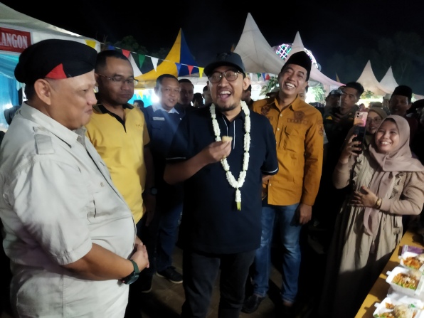Bupati Sumenep Achmad Fauzi Wongsojudo Bersama Forkopimda Sumenep Saat Meninjau Lokasi Para UMKM di Lapangan Kecamatan Manding, Sabtu (24/05/2025)