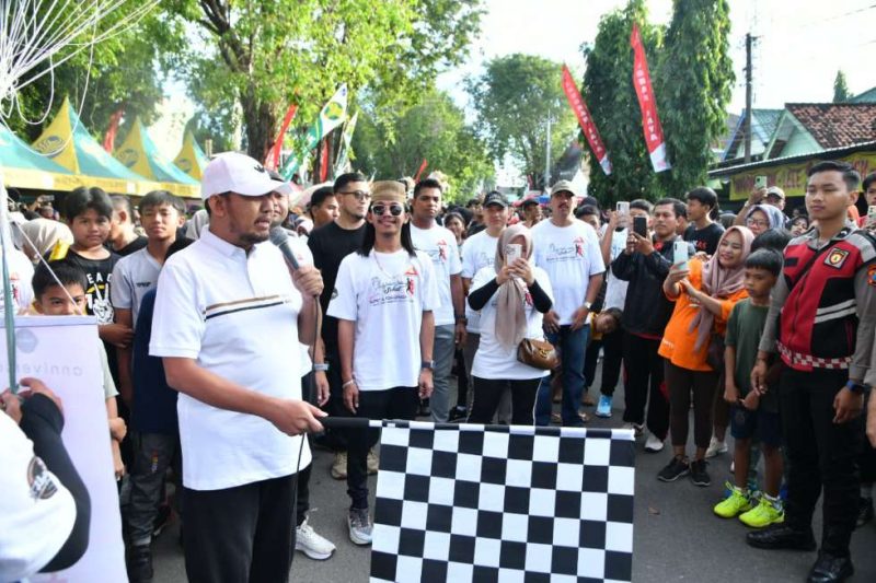 Bupati Sumenep Achmad Fauzi Wongsojudo Saat Melepas JJS di Area Timur Taman Adipura dalam Rangka Memperingati HUT Halilintar Celuler ke11