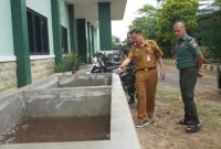 Sekda Sumenep Tinjau Budidaya Lele dan Maggot Kodim 0827, Dukung Ketahanan Pangan Lokal, Senin (26/05/2025)