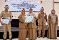 Kadinkes P2KB Kabupaten Sumenep drg Ellya Fardasyah Saat Menyerahkan Sertifikat Penghargaan Kepada Kepala Puskesmas yang menjadi Salah Juara, Senin (26/05/2025)