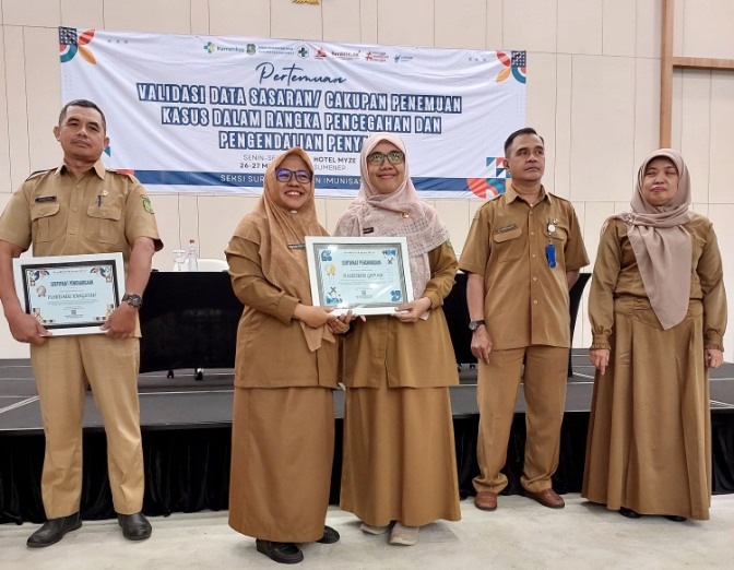 Kadinkes P2KB Kabupaten Sumenep drg Ellya Fardasyah Saat Menyerahkan Sertifikat Penghargaan Kepada Kepala Puskesmas yang menjadi Salah Juara, Senin (26/05/2025)