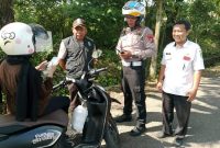 Foto Bersama Kepala UPT PPD Sumenep, Samtiono, Kanit Reskrim IPDA Dita & Perwakilan Bapenda Sumenep Nuruddin saat Melakukan Operasi Bersama, Rabu (28/05/2025)