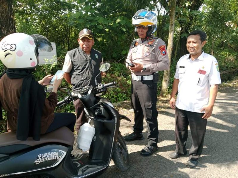 Foto Bersama Kepala UPT PPD Sumenep, Samtiono, Kanit Reskrim IPDA Dita & Perwakilan Bapenda Sumenep Nuruddin saat Melakukan Operasi Bersama, Rabu (28/05/2025)