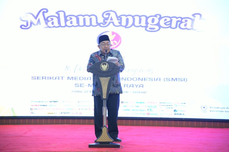 Wabup Sumenep KH. Imam Hasyim Saat Memberikan Sambutan di Acara SMSI Award 2025 dan Pelantikan kepengurusan SMSI Se-Madura di Pendopo Agung Keraton Sumenep 28 Mei 2025 malam