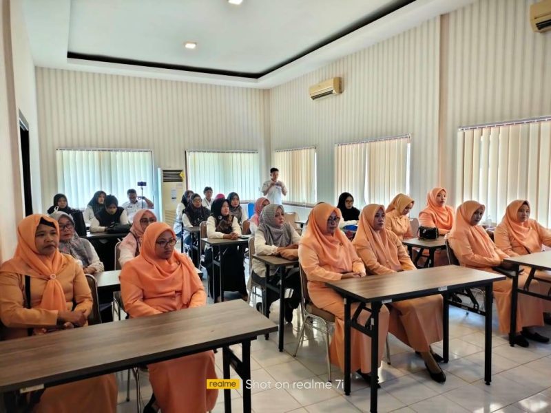 Suasana DWP Disnaker Kabupaten Sumenep Saat Berkunjung Ke Perpustakaan Daerah Dispusip Sumenep, Rabu (28/05/2025)