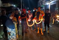 Tim Unit Reaksi Cepat Damkar Sumenep Usai Mengevakuasi Ular di Pemukiman Warga di Kelurahan Bangselok, Kamis (29/05/2025)
