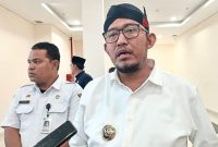 Bupati Sumenep Achmad Fauzi Wongsojudo saat diwawancarai para aak media 