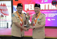 Bupati Sumenep Achmad Fauzi Wongsojudo Saat Memberikan Cinderamata Keris Pusaka Sumenep Kepada Ketua Kwarda Gerakan Pramuka Jatim, HM. Arum Sabil di Pendopo Agung Keraton Sumenep, Kamis (01/04)2025)