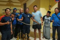 Tim Reaksi Cepat Damkar Sumenep Saat Mengevakuasi Ular di Desa Kebunagung, Kamis (01/05/2025)