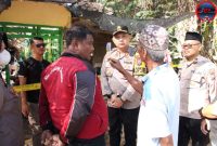 Kapolres Sumenep AKBP Rivanda SIK Saat Meninjau Lokasi Ledakan Tabung Gas di Desa Kalianget Barat Kecamatan Kalianget Sumenep, Kamis (01/05/2025)