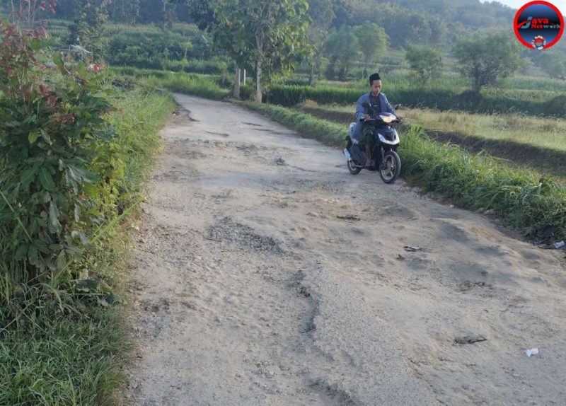 Bertahun Tak Tersentuh Perbaikan, Jalan Penghubung Bragung-Prancak Kian Membahayakan