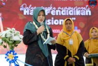 Istri Wabup Sumenep Nyai Jamila Siraj Saat Memberikan Sambutan di Festival Budaya Anak Usia Dini di Ponpes Nurul Islam Desa Karang Cempaka Bluto, Sabtu (03/05/2025)
