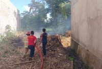 Tim Unit Damkar Satpol PP Sumenep Saat berusaha Memadamkan Kobaran Api Lahan di Desa Kebonagung Sumenep, Minggu (04/05/2025)