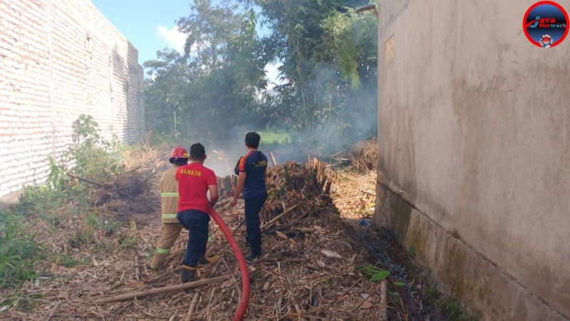 Tim Unit Damkar Satpol PP Sumenep Saat berusaha Memadamkan Kobaran Api Lahan di Desa Kebonagung Sumenep, Minggu (04/05/2025)