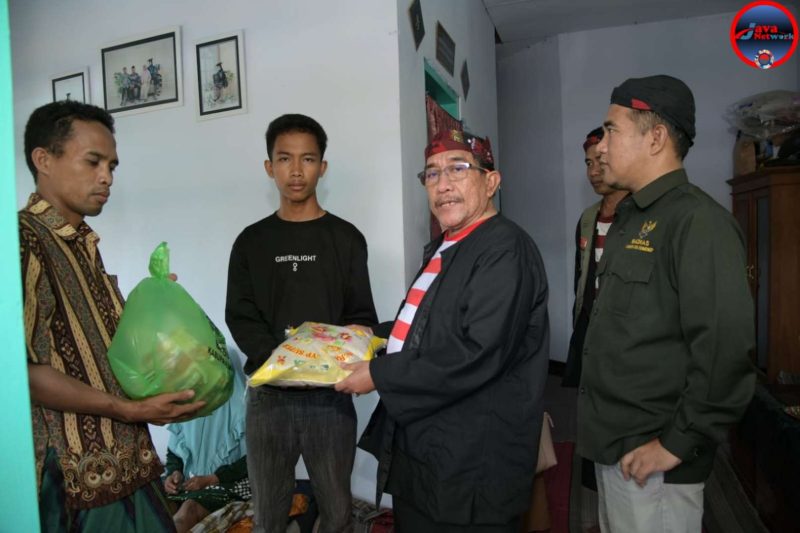 Wakil Bupati Sumenep KH. Imam Hasyim Saat Berkunjung Ke Rumah Duka Ledakan Tabung Gas Di Desa Kalianget Barat Kecamatan Kalianget, Senin (05/05/2025)