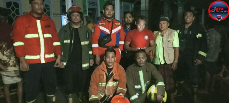Reaksi Cepat Damkar Sumenep Padamkan Api yang Membakar Kandang Ayam di Mantajun