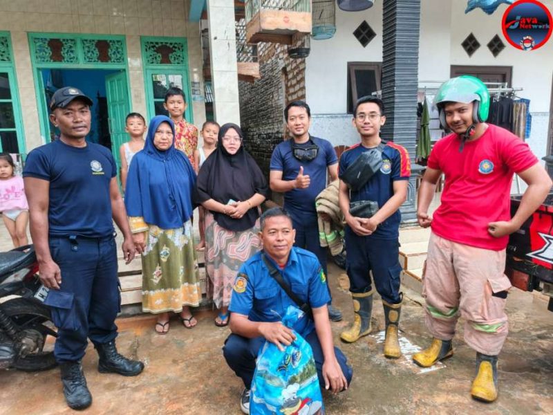 Foto Bersama Tim Unit Reaksi Cepat Damkar Sumenep Usai Mengevakuasi Ular Masuk Rumah Warga Desa Parsanga, Kamis (08/05/2025)