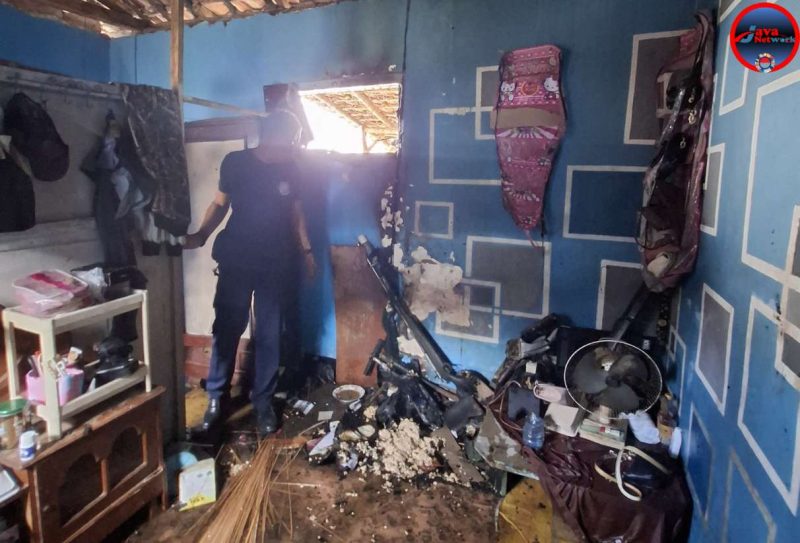 Dapur Warga di Belakang Balai Desa Kacongan Dilalap Api, Petugas Damkar Gercep Padamkan Amukan Si Jago Merah