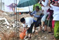 Bupati Sumenep Achmad Fauzi Wongsojudo Saat Melakukan Peletakan Batu Pertama Pembangunan Masjid Al Falah Desa Meddelan Kecamatan Lenteng Dalam Suasana Diguyur Hujan, Jum'at (09/05/2025)