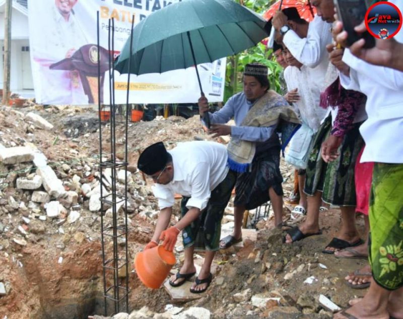 Bupati Sumenep Achmad Fauzi Wongsojudo Saat Melakukan Peletakan Batu Pertama Pembangunan Masjid Al Falah Desa Meddelan Kecamatan Lenteng Dalam Suasana Diguyur Hujan, Jum'at (09/05/2025)