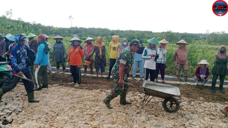 Sinergi TNI dan Warga Arjasa Wujudkan Jalan Desa Melalui Semangat Gotong Royong