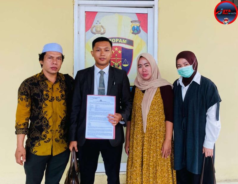 Kuasa Hukum Jama'ah Haji Kangean Diyatul Hakki SH MH Bersama Kliennya Saat Melaporkan Kasus Penipuan Ke Satreskrim Polres Sumenep