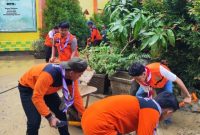 Brigade Penolong 13.29 Kwarcab Pramuka Sumenep Terjun Langsung Tangani Banjir di Prenduan