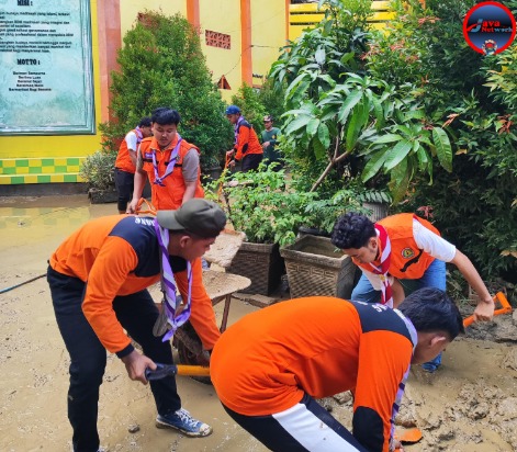 Brigade Penolong 13.29 Kwarcab Pramuka Sumenep Terjun Langsung Tangani Banjir di Prenduan