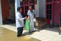 Ketua BAZNAS Sumenep Abd. Rahman Saat Memberikan Bantuan