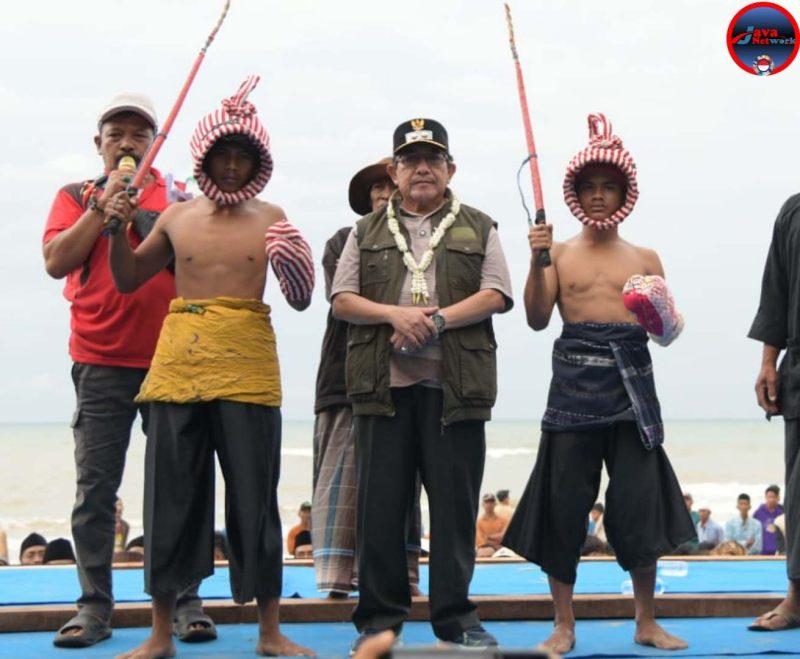 Wabup Sumenep KH Imam Hasyim Didampingi dua Petarung di Festival Ojung di Pantai Badur Batuputih, Sabtu (17/05/2025)