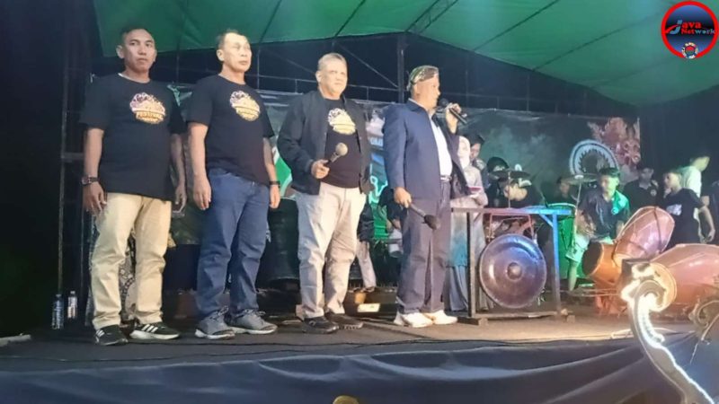 Kadisbudparpor Sumenep H. Moh. Iksan Didampingi Forkopimcam Manding Saat Membuka Distrik Manding Festival 2025, Minggu (18/05/2025)