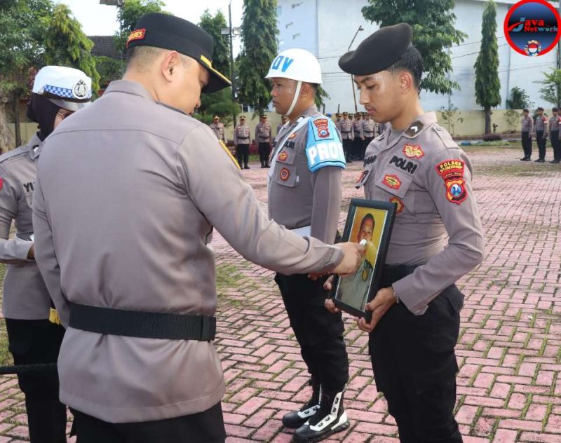 Kapolres Sumenep Pimpin Upacara PTDH Terhadap Anggota yang Langgar Disiplin Berat