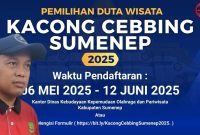 Kabid Parawisata Disbudporapar Kabupaten Sumenep Andrie Zulkarnain dengan Latar Belakang Pamflet Kacong Cebbing 2025)