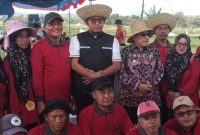 Bupati Sumenep Achmad Fauzi Wongsojudo dan Wakil Bupati KH. Imam Hasyim Saat Diacara Penanaman Padi Serentak di Desa Pore Kecamatan Lenteng, Kamis (08/05/2025)