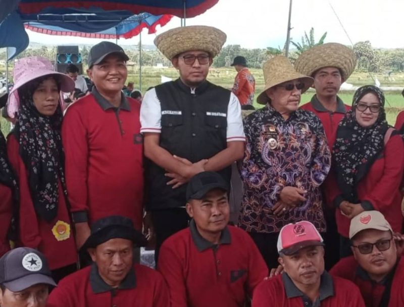Bupati Sumenep Achmad Fauzi Wongsojudo dan Wakil Bupati KH. Imam Hasyim Saat Diacara Penanaman Padi Serentak di Desa Pore Kecamatan Lenteng, Kamis (08/05/2025)