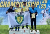 Syaiful Bahri Atlet Pasi Asal Dasuk Sumenep Saat Menerima Medali Perunggu di Kejuaraan Open Track and Field Championship di Lapangan UNESA Surabaya
