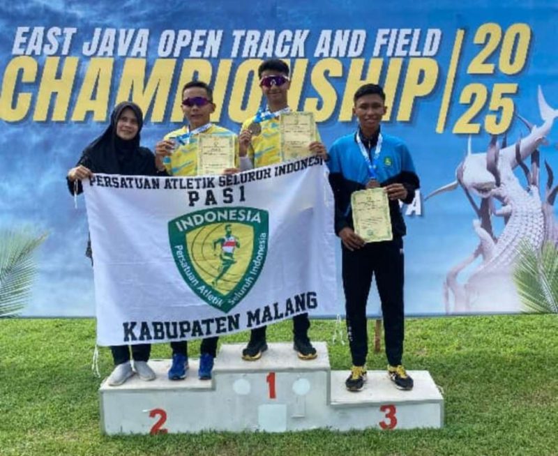 Syaiful Bahri Atlet Pasi Asal Dasuk Sumenep Saat Menerima Medali Perunggu di Kejuaraan Open Track and Field Championship di Lapangan UNESA Surabaya