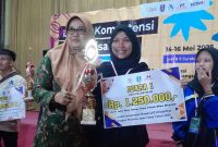 Ginaya Saat Menerima Penghargaan Juara 1 Bidang Tata Kecantikan Antar Pelajar Disabilitas Se Jawa Timur