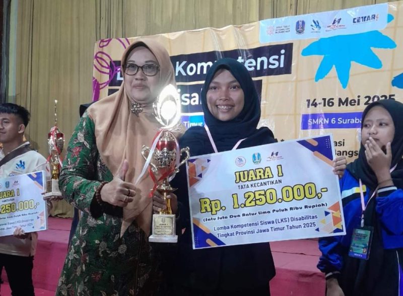 Ginaya Saat Menerima Penghargaan Juara 1 Bidang Tata Kecantikan Antar Pelajar Disabilitas Se Jawa Timur