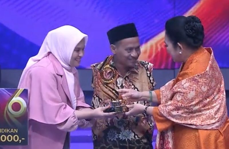 Pak Untung Didampingi Putrinya Saat Menerima Penghargaan Katagori Pendidikan Ajang Liputan 6 SCTV Awards 2025