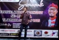 Paniti Pelaksana Festival Dangdut se-Madura Ahmad Seini Saat Memberikan Sambutan pada Acara Pembukaan Tersebut di Taman Tajamara Sumenep, Rabu (21/05/2025)