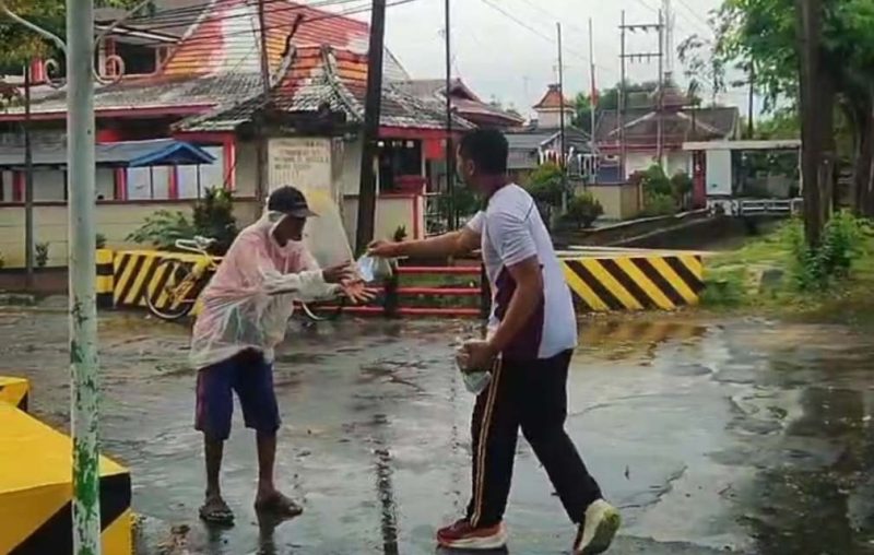 Ketika Rintik Hujan Tak Menghalangi Cinta: Aksi KBS Sumenep Tebar Nasi Bungturat untuk Harapan Hidup