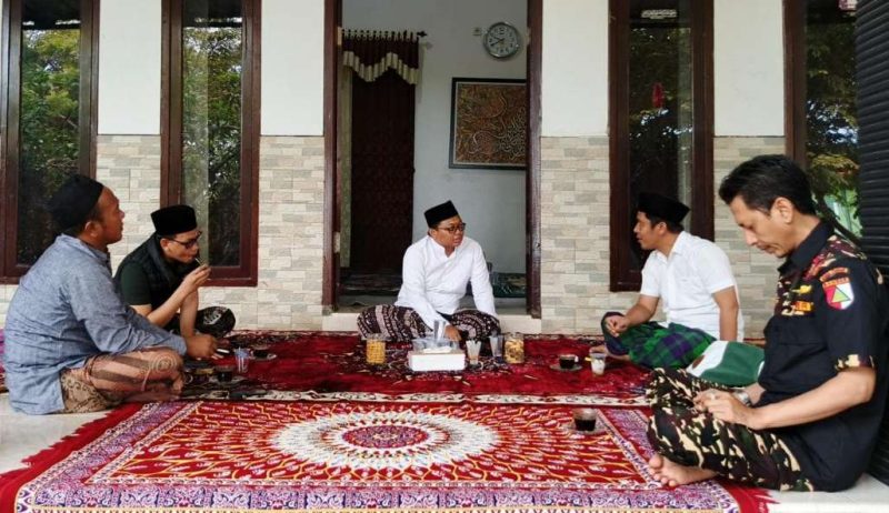 Saat Ketua Anshor Jatim Musaffa Safril Mengunjungi Kediaman Wakil Pengasuh Ponpes Nasyrul Ulum Aeng Dake Bluto Dr. KH Zamzami Sabiq MPSI, Minggu (18/05/2025)